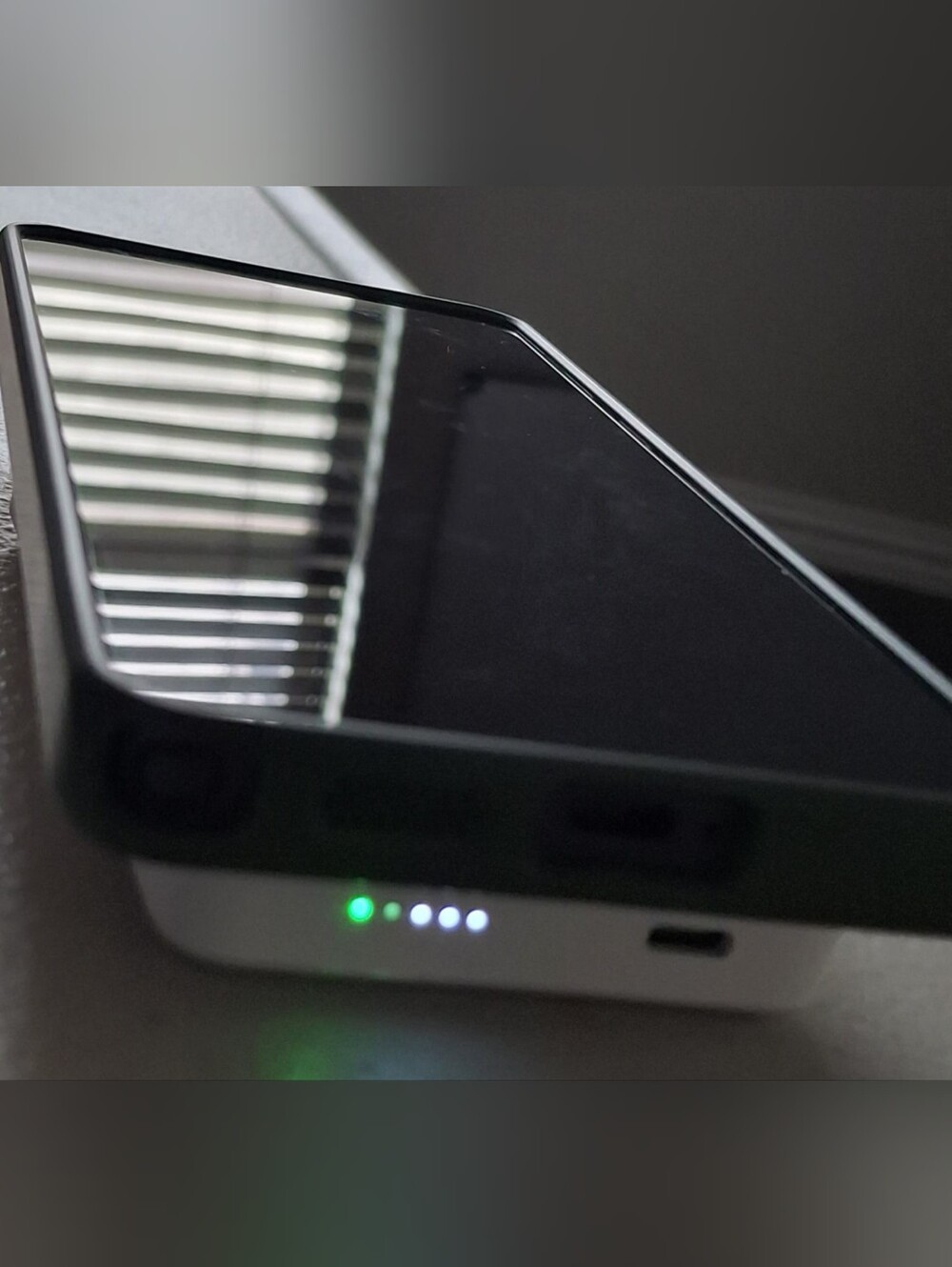 Magnetic wireless power bank 10000 mAh charger for iPhone Samsung smartphones - Picture 2 of 9